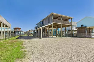 842 Main St, Crystal Beach, TX 77650 - Photo 3