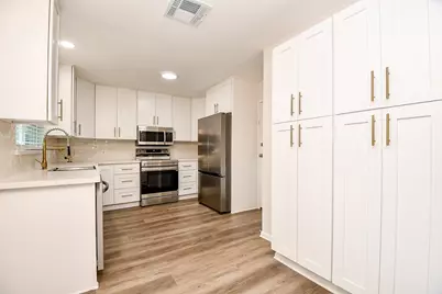 10519 Norton Drive, Houston, TX 77043 - Photo 9