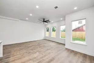 8206 Colonial Ln, Houston, TX 77051 - Photo 15
