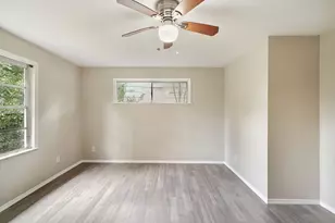 5851 Southtown St, Houston, TX 77033 - Photo 9