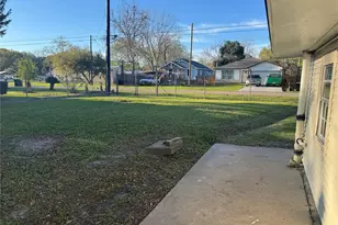 406 S 7th St, Alvin, TX 77511 - Photo 3