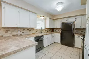 433 Southern Oaks Dr, Lake Jackson, TX 77566 - Photo 11