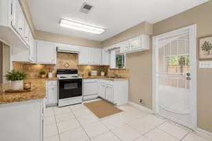 110 Mockingbird Ln, Clute, TX 77531 - Photo 17