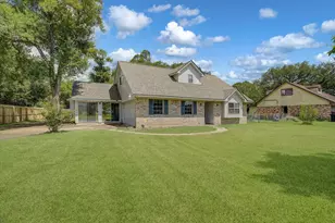 110 Mockingbird Ln, Clute, TX 77531 - Photo 3