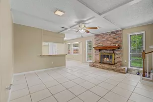 110 Mockingbird Ln, Clute, TX 77531 - Photo 9