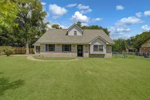 110 Mockingbird Ln, Clute, TX 77531 - Photo 1