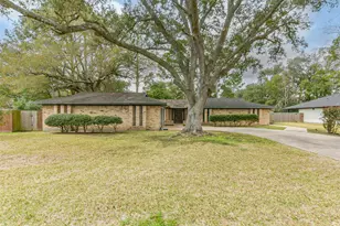 410 Riverside Dr, Alvin, TX 77511 - Photo 1