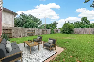 2638 Riverhollow Ln, Sugar Land, TX 77479 - Photo 19