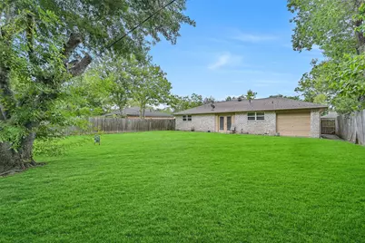 512 Castlelake Drive, Friendswood, TX 77546 - Photo 21
