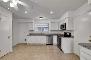 1311 Oak Hollow Dr, Friendswood, TX 77546 - Photo 9