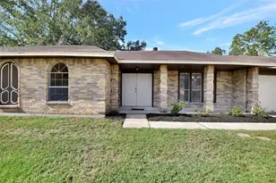 1311 Oak Hollow Dr, Friendswood, TX 77546 - Photo 3
