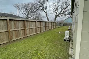 609 N Avenue D, Freeport, TX 77541 - Photo 11