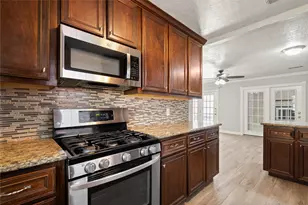 907 Northbend Dr, Baytown, TX 77521 - Photo 9