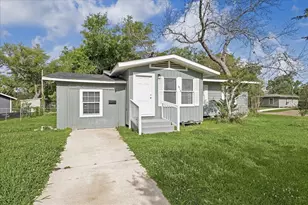 613 Winding Way St, Lake Jackson, TX 77566 - Photo 1
