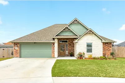 321 Yorktown Avenue, Clute, TX 77531 - Photo 1