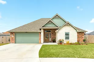 321 Yorktown Ave, Clute, TX 77531 - Photo 1