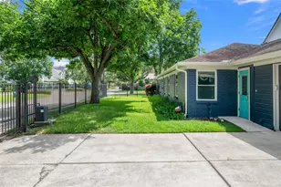 4002 Drummond St, Houston, TX 77025 - Photo 29