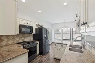 523 Aberdeen Way, Highlands, TX 77562 - Photo 5