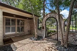 10007 Cedar Creek Dr, Houston, TX 77042 - Photo 5