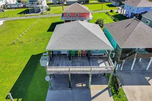 978 Seadrift Dr, Crystal Beach, TX 77650 - Photo 3