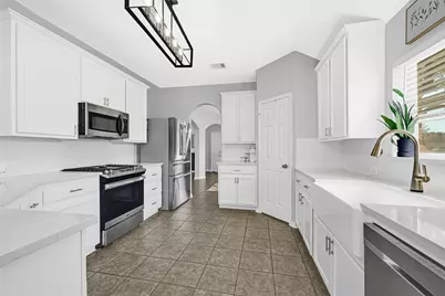 9135 Creekside Drive, Hitchcock, TX 77563 - Photo 7
