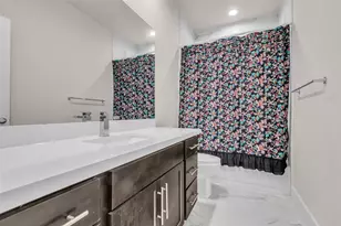 144 Knightsbridge Park Ln, Houston, TX 77018 - Photo 9