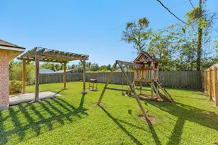 621 Humble St, West Columbia, TX 77486 - Photo 25