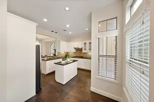 562 Bomar St, Houston, TX 77006 - Photo 11