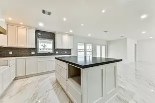 28 Back Bay Cir, Galveston, TX 77551 - Photo 13