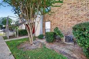2025 Augusta Dr, Houston, TX 77057 - Photo 3