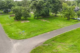 620 Austin St, West Columbia, TX 77486 - Photo 1