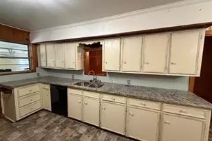 2890 W Lucas Dr, Beaumont, TX 77706 - Photo 13