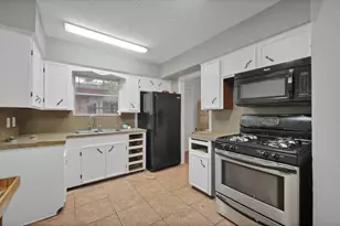9953 Mango St, Houston, TX 77075 - Photo 7