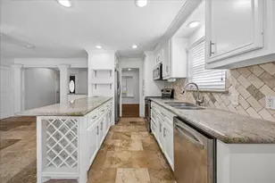 5019 Kinglet St, Houston, TX 77035 - Photo 9