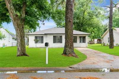 1104 Southampton Street, Angleton, TX 77515 - Photo 1