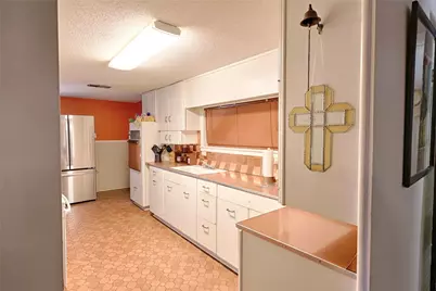 604 N Market Street, Hallettsville, TX 77964 - Photo 5