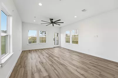 530 N 4th Street, La Porte, TX 77571 - Photo 9