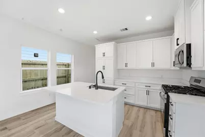 530 N 4th Street, La Porte, TX 77571 - Photo 1