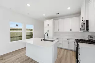 530 N 4th St, La Porte, TX 77571 - Photo 1