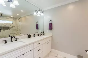 9410 Fairdale Ln, Houston, TX 77063 - Photo 25