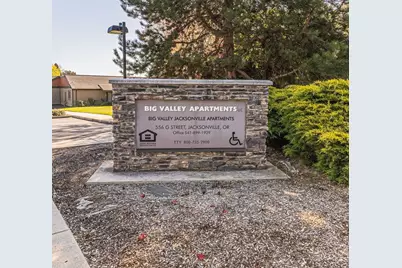 556 G Street, Jacksonville, OR 97530 - Photo 3