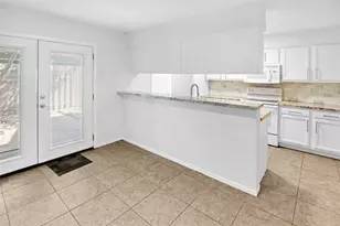 1500 Sandy Springs Rd, Houston, TX 77042 - Photo 5