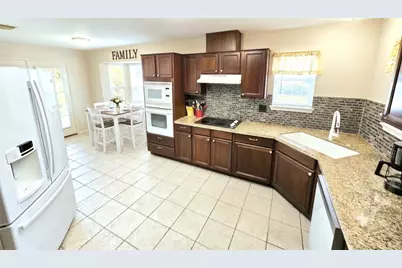 904 E Wilkins Street, Angleton, TX 77515 - Photo 3