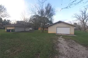 1233 Caldwell Rd, Angleton, TX 77515 - Photo 5