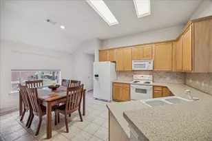 122 S Abram Cir, The Woodlands, TX 77382 - Photo 5