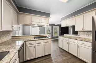 11426 Cold Spring Dr, Houston, TX 77043 - Photo 9