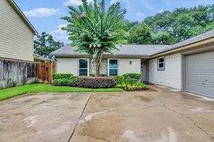 1418 Barrowgate Dr, Sugar Land, TX 77498 - Photo 3