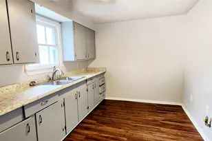136 W Marion St, Clute, TX 77531 - Photo 5