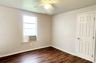 136 W Marion St, Clute, TX 77531 - Photo 9