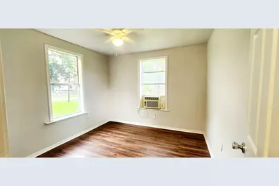 136 W Marion Street, Clute, TX 77531 - Photo 7
